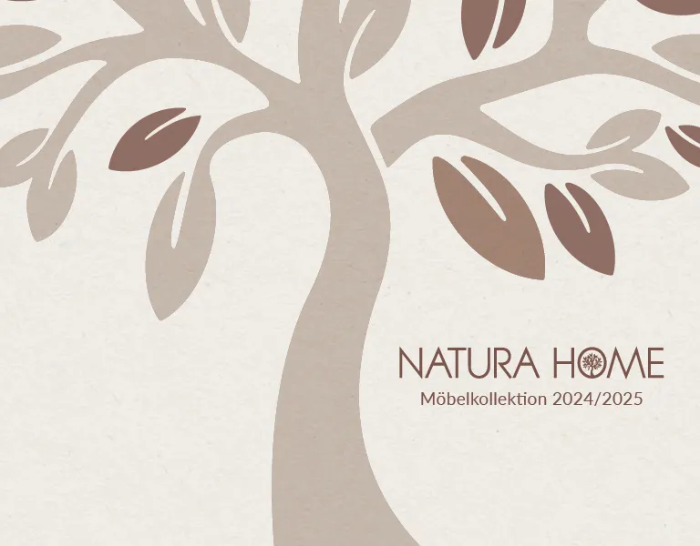 Großzügiges Wohnzimmer mit braunem Ledersofa, beigeAbstraktes Titelbild mit Baumgrafik und Schriftzug Natura Home Möbelkollektion 2025 in warmen Naturtönen, Symbol für nachhaltige und natürliche Wohnideenm Relaxsessel, modernem TV-Möbel und Kaminwand, kombiniert mit elegantem Teppich und hellen Einbauschränken für ein zeitloses Wohnambiente.